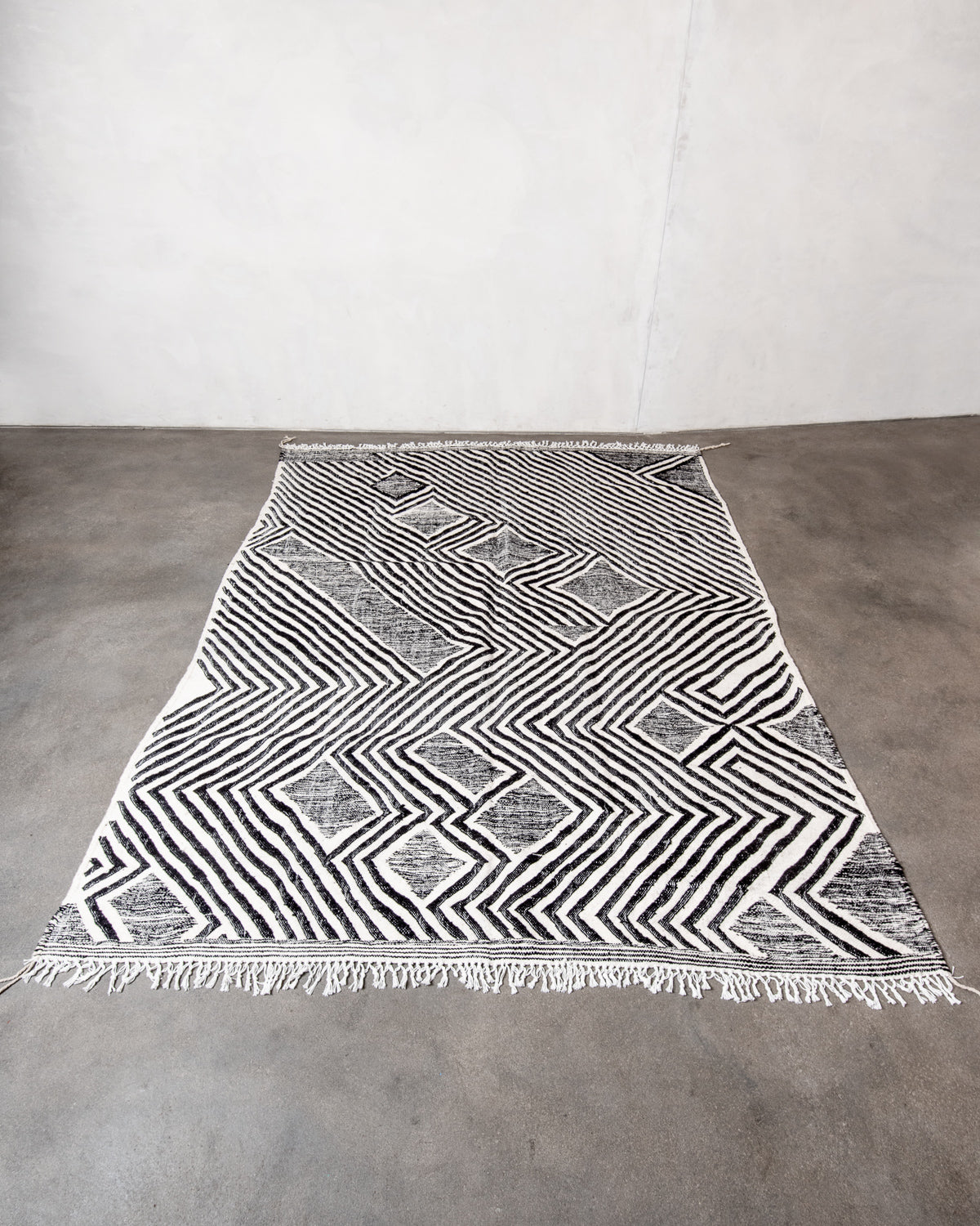 Modern, handcrafted Berber runner rug from Morocco. Flat-woven Kelim carpet in black and white design. Made of 100% wool.
